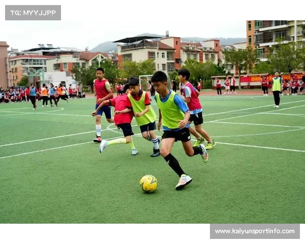 校园足球赛风雨无阻，球员展现拼搏精神